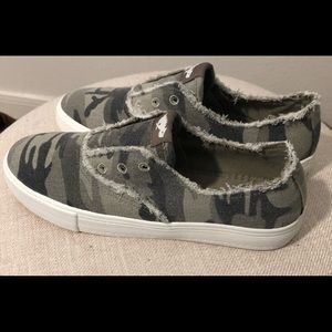 NEW Rocket Dog AFINA Camo Canvas slip-on sneaker 8M